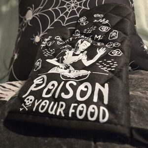 Oven Mitt "Don't Make Me Poison Your Food" Sarcastic Slogan Halloween